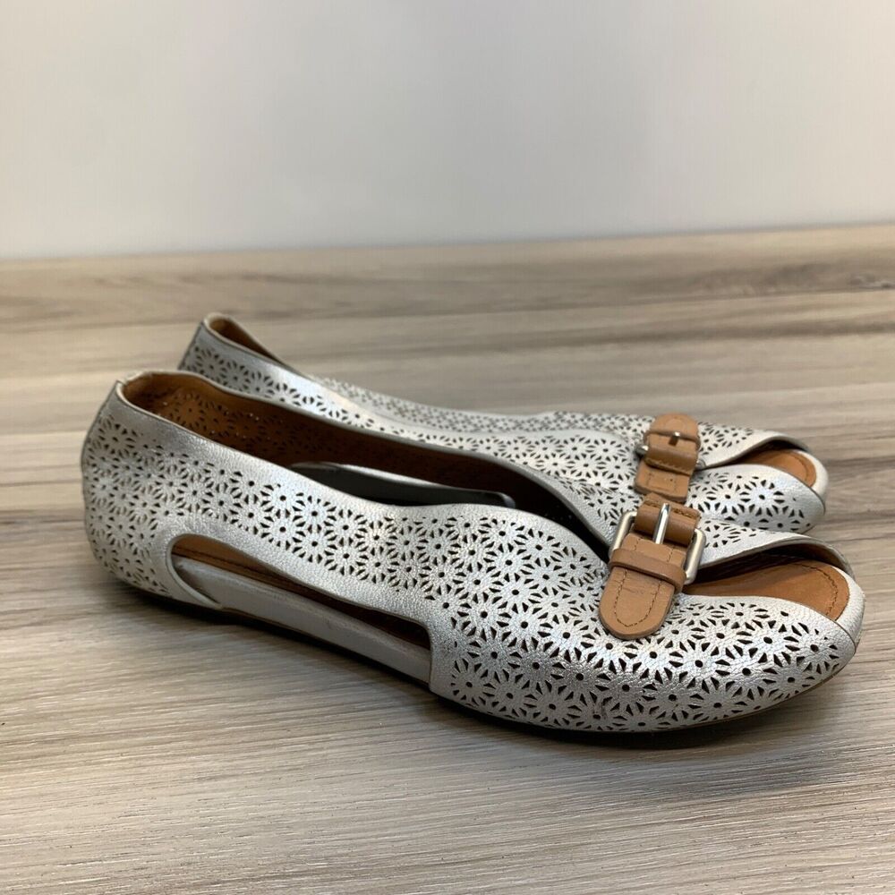 GENTLE SOULS SIZE 7.5M SILVER LEATHER BLESS WORLD SANDALS PEEP TOE LASER CUT OUT